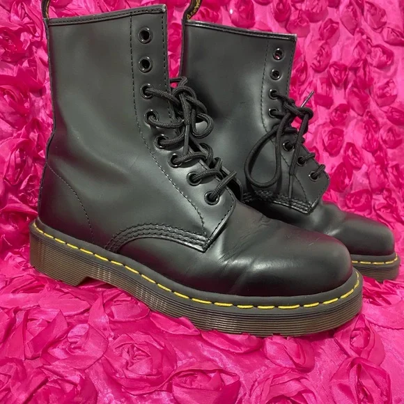 Dr Martens Modern Classics Smooth 1460 8-Eye Boots - Picture 3 of 10